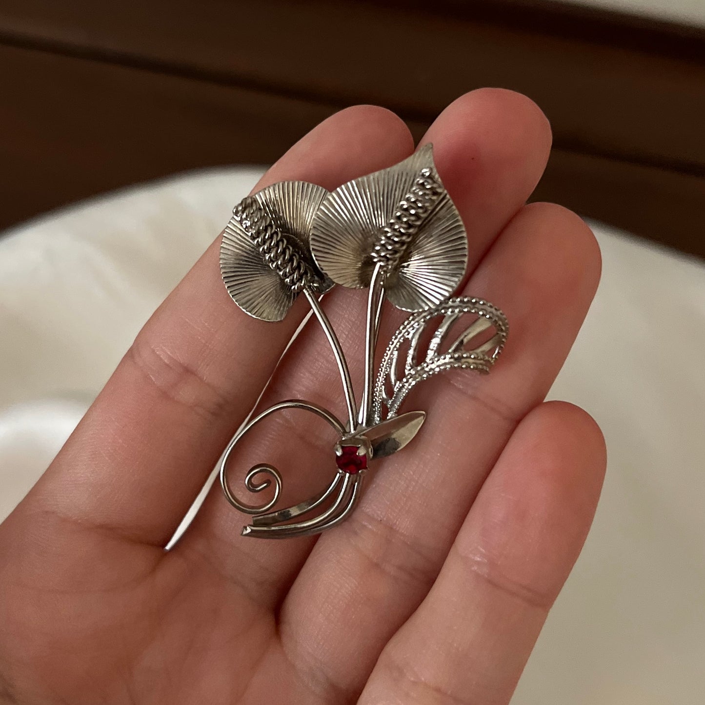 broche vintage lírios