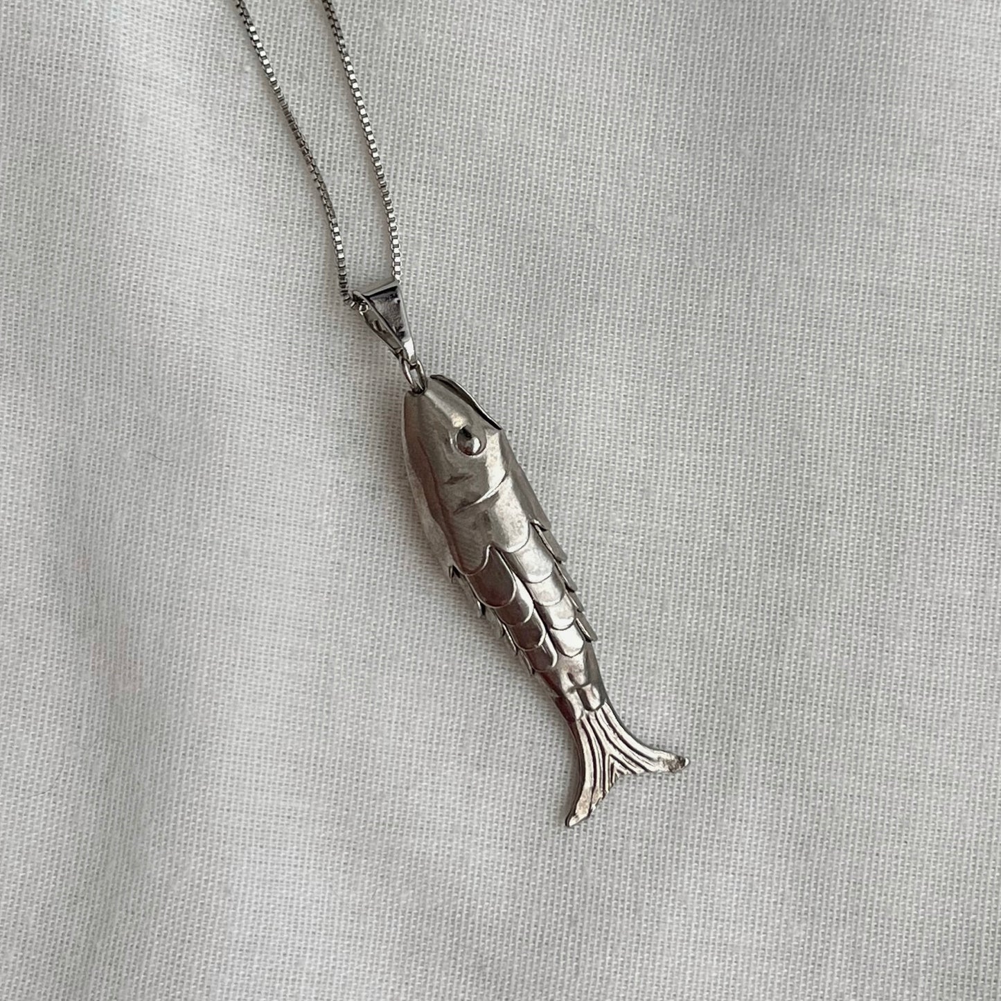 colar peixe prata