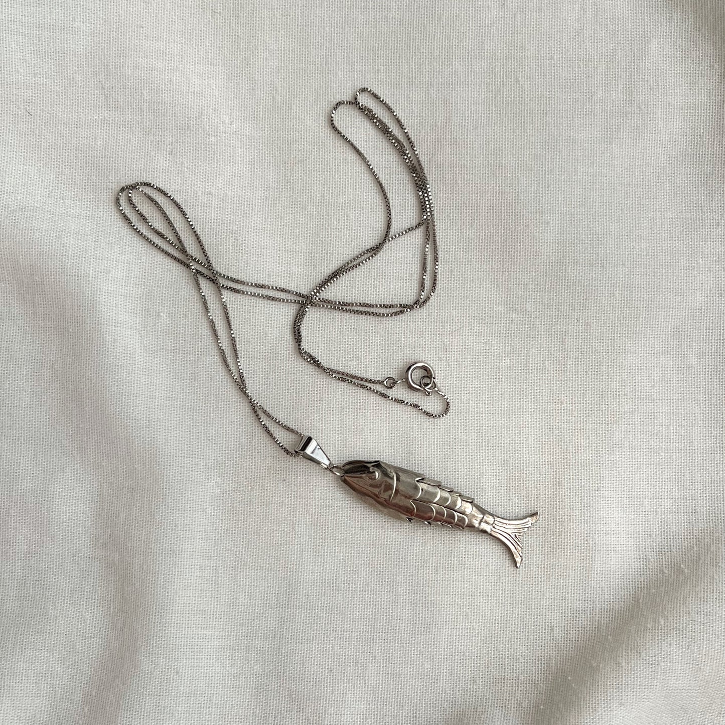 colar peixe prata