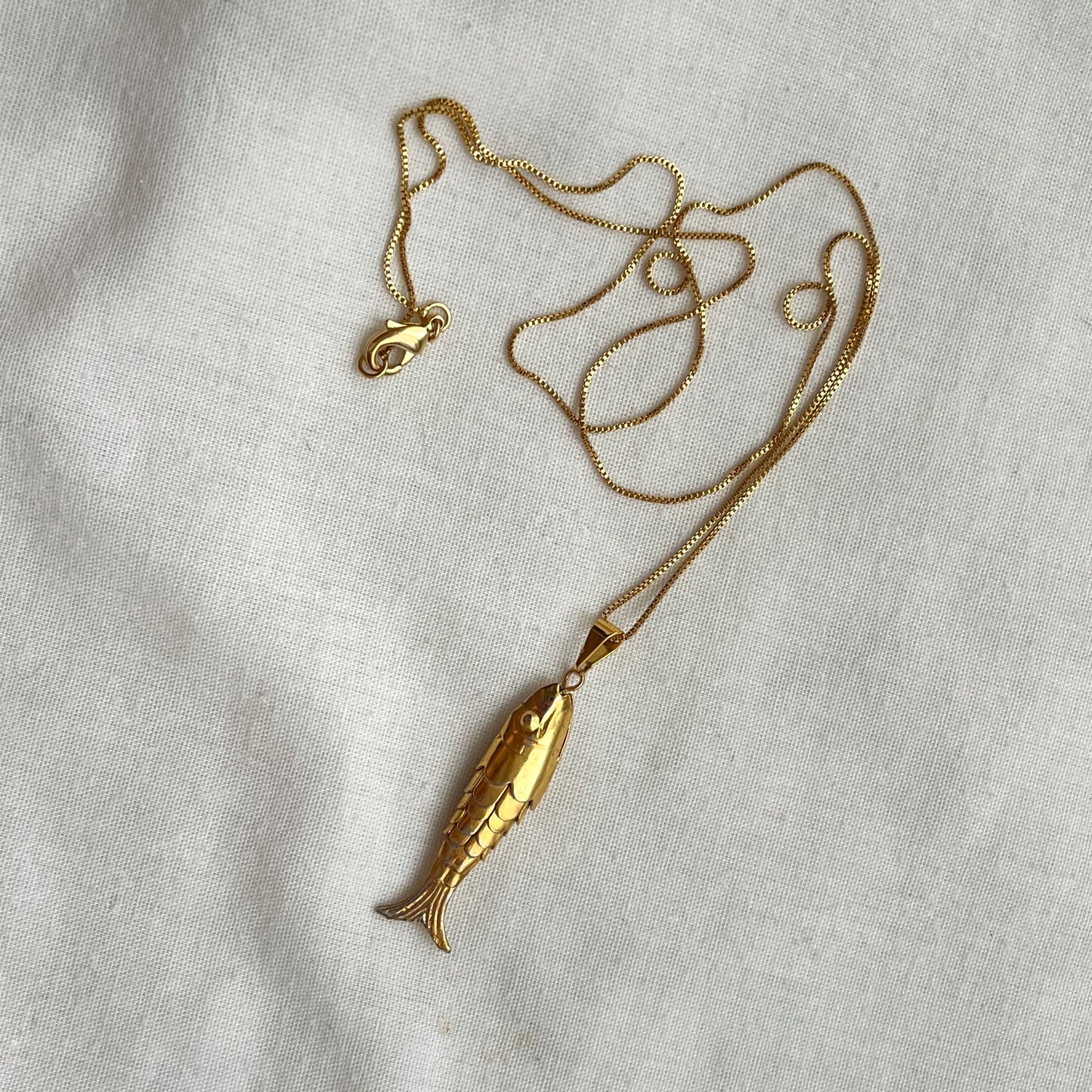 colar peixe dourado