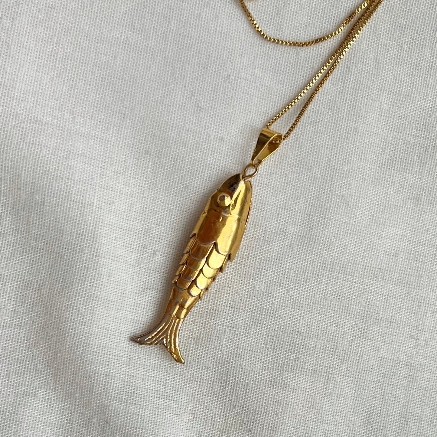 colar peixe dourado