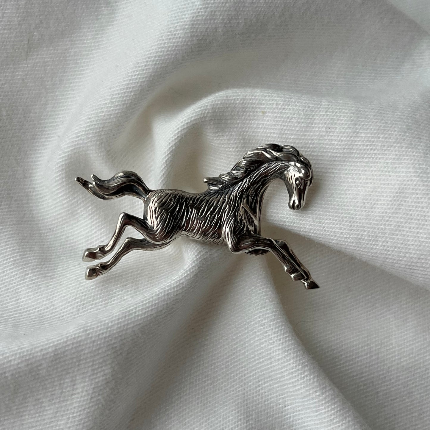 broche cavalo prata