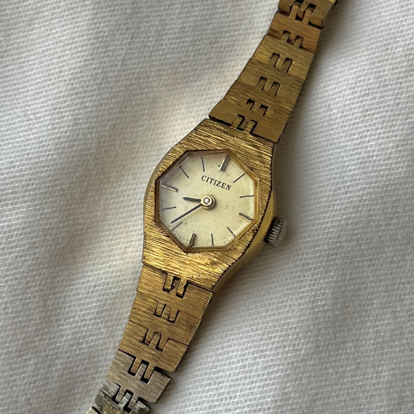 relógio citizen dourado