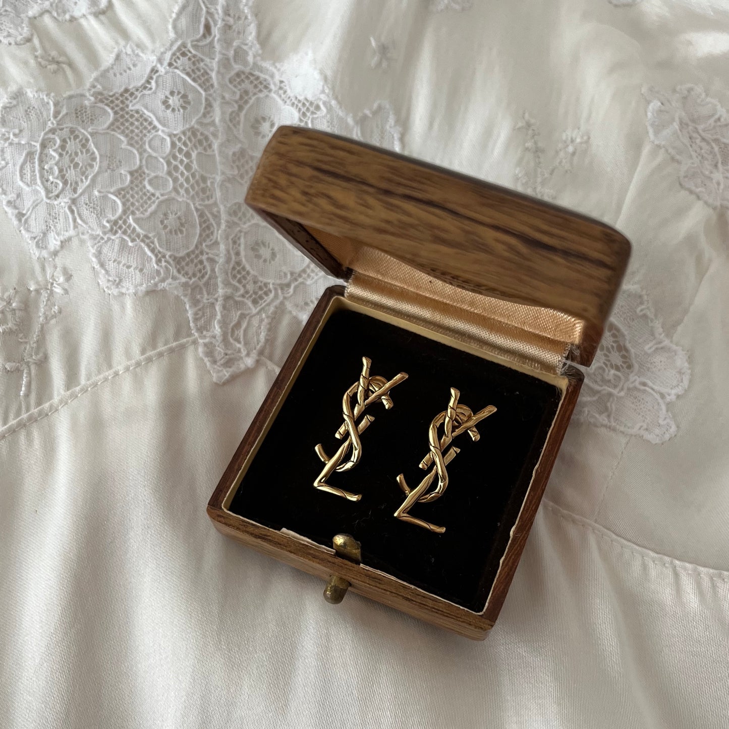 brincos Yves Saint Laurent