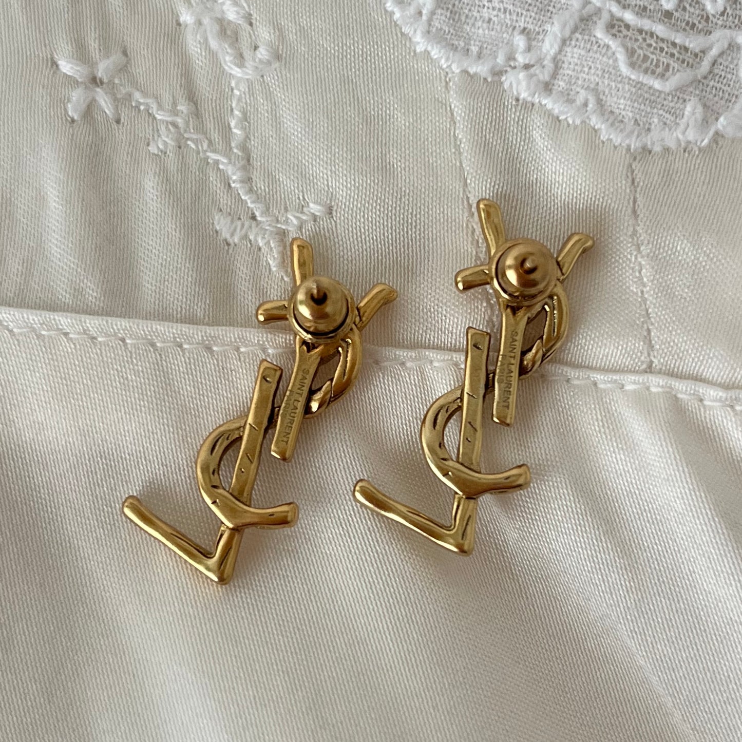 brincos Yves Saint Laurent