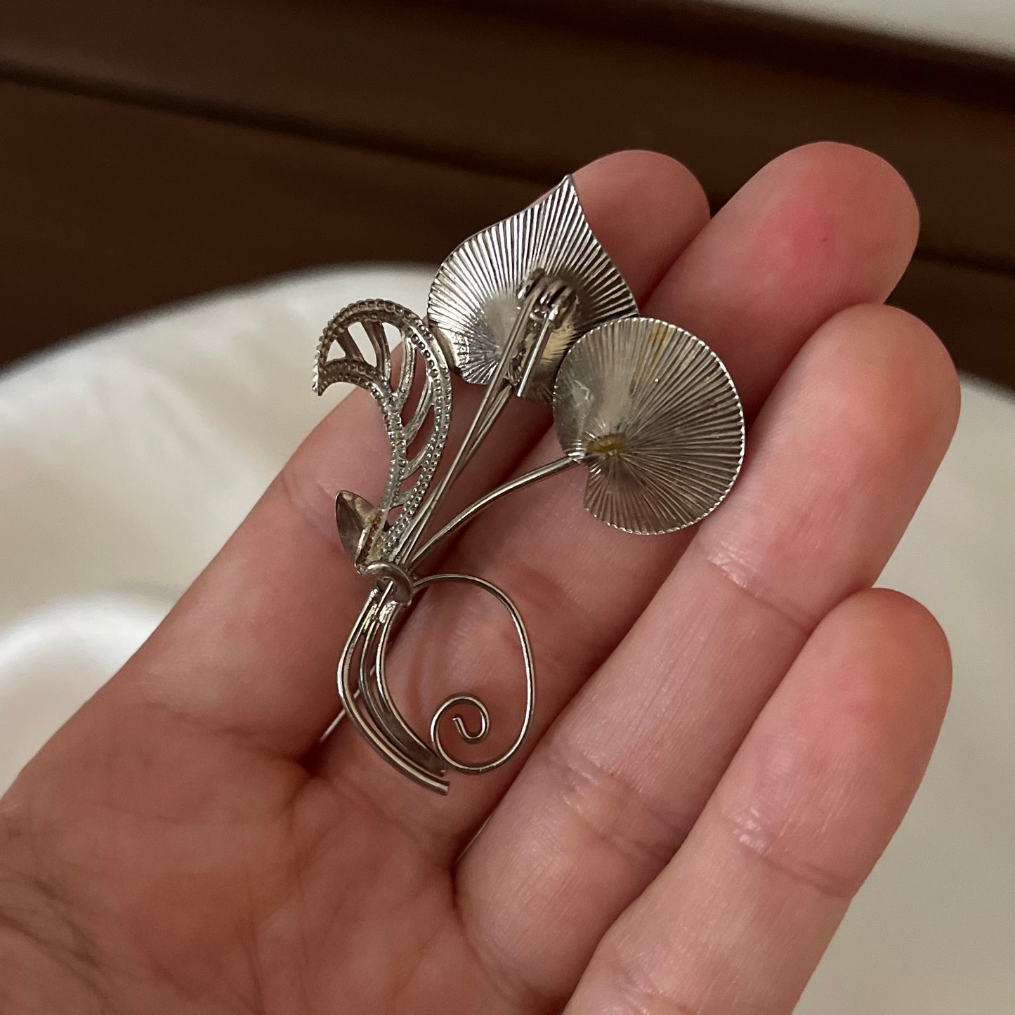 broche vintage lírios