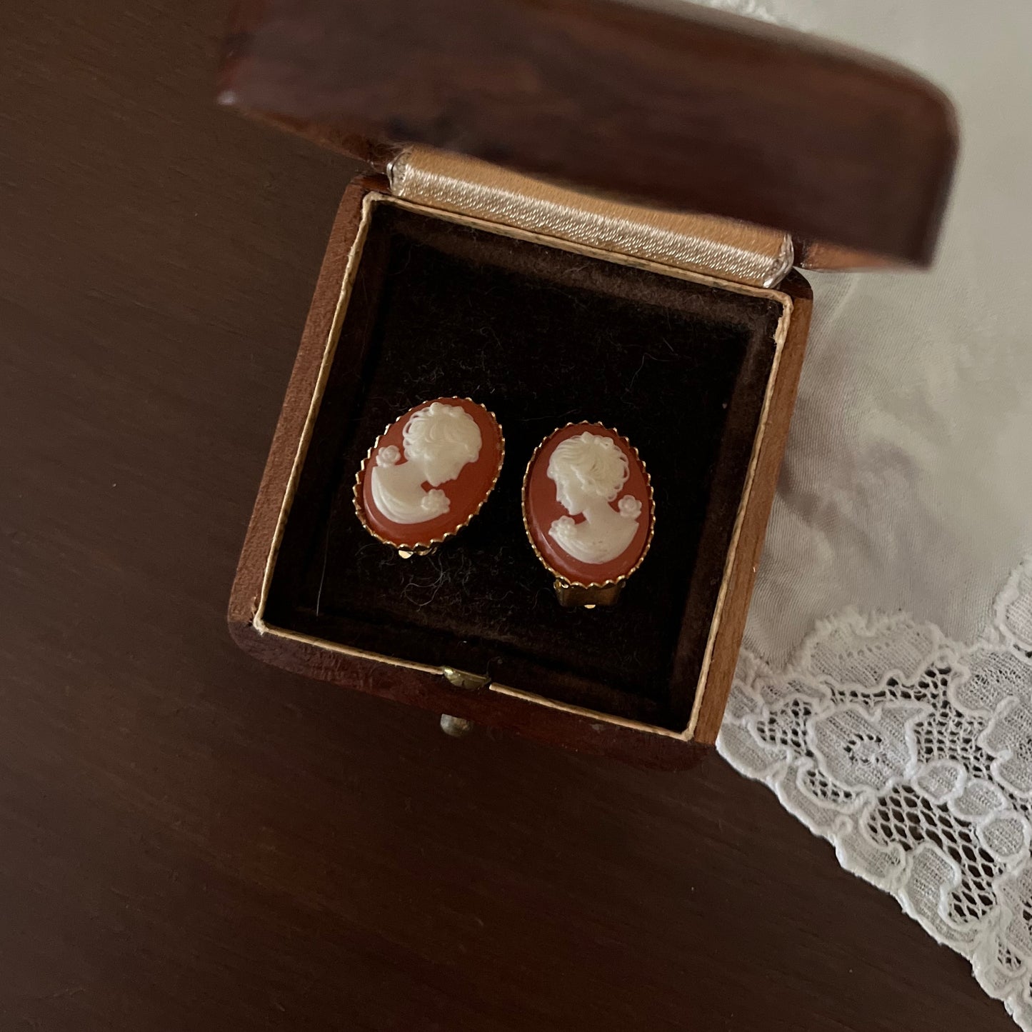 brincos vintage camafeu