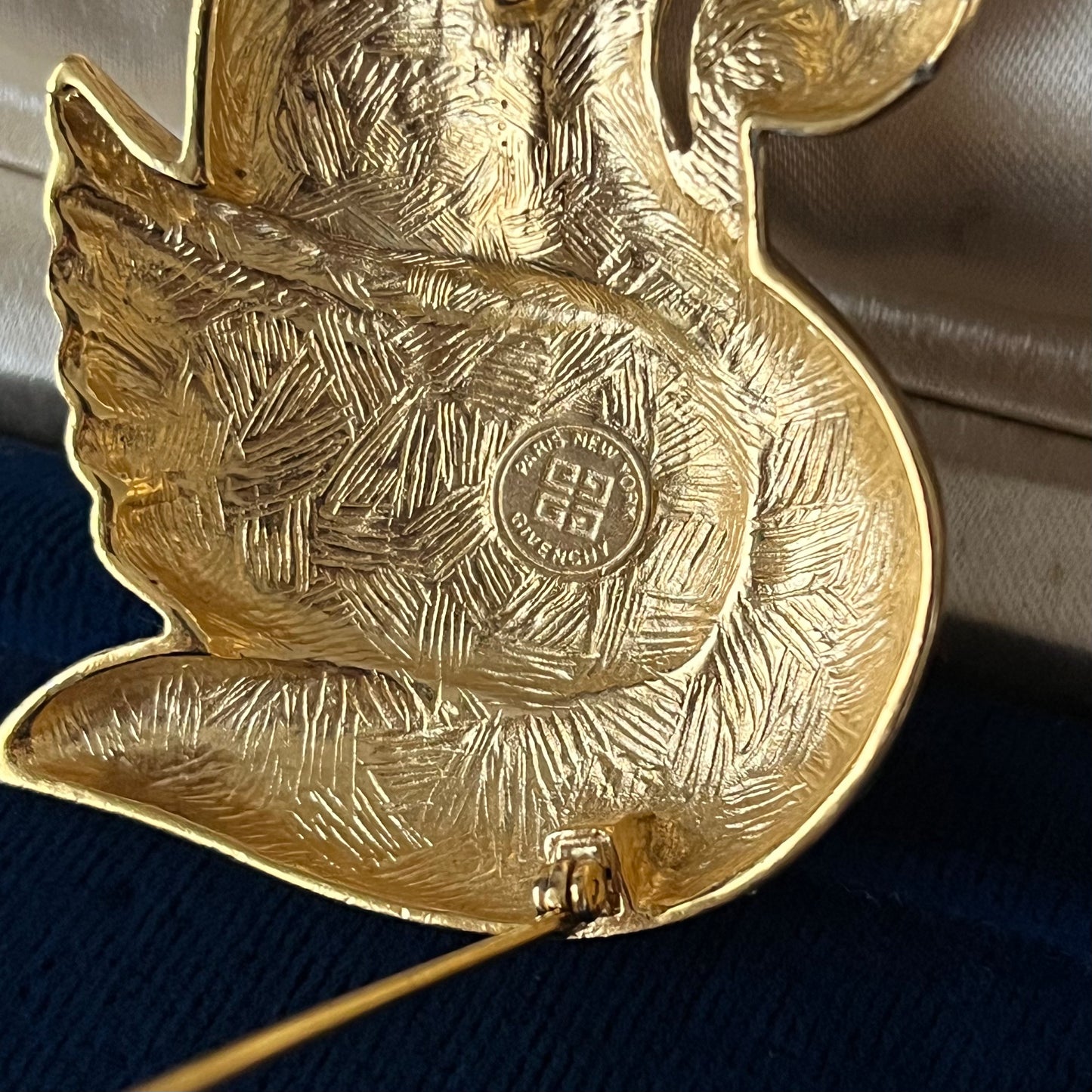 broche cisne Givenchy