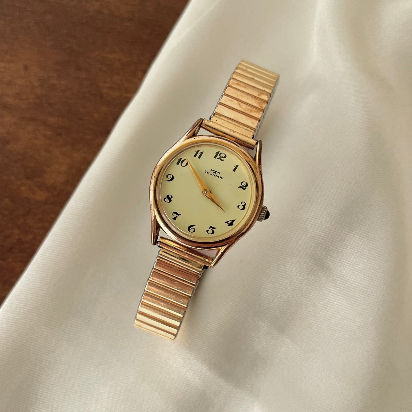 relógio technos dourado