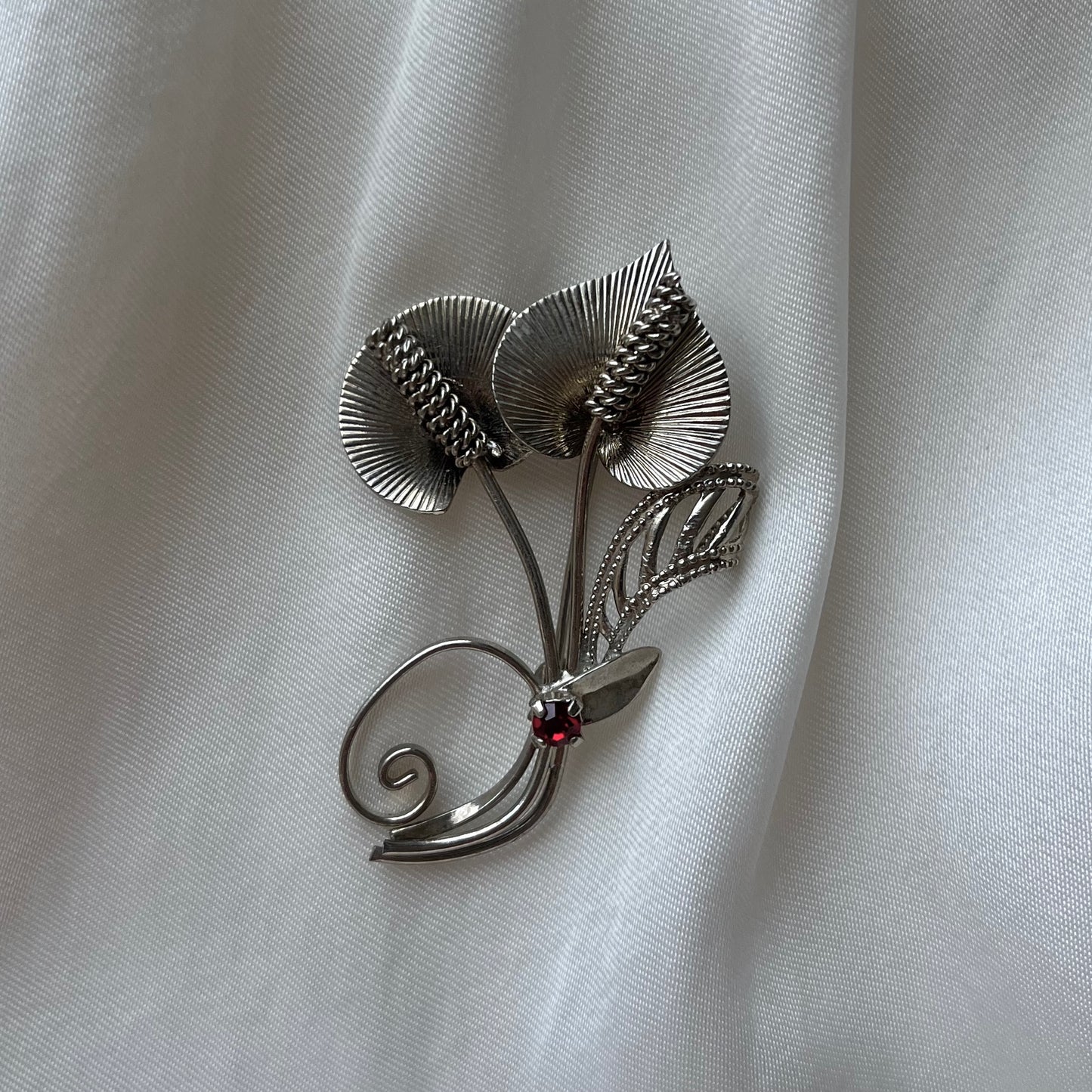 broche vintage lírios