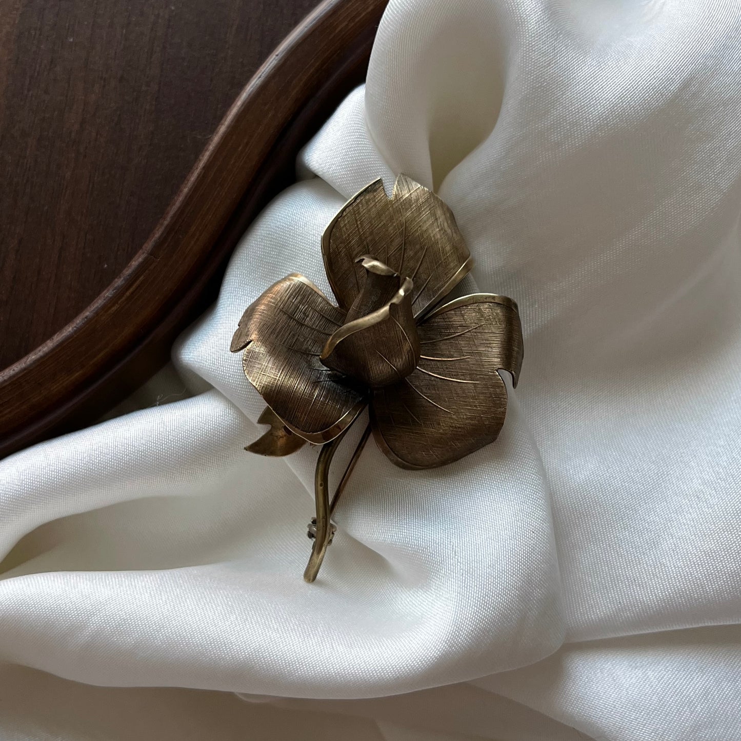 broche rosa de bronze