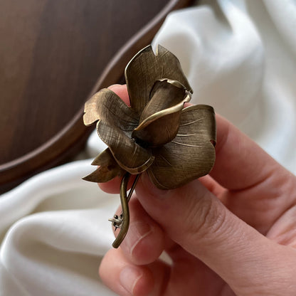 broche rosa de bronze
